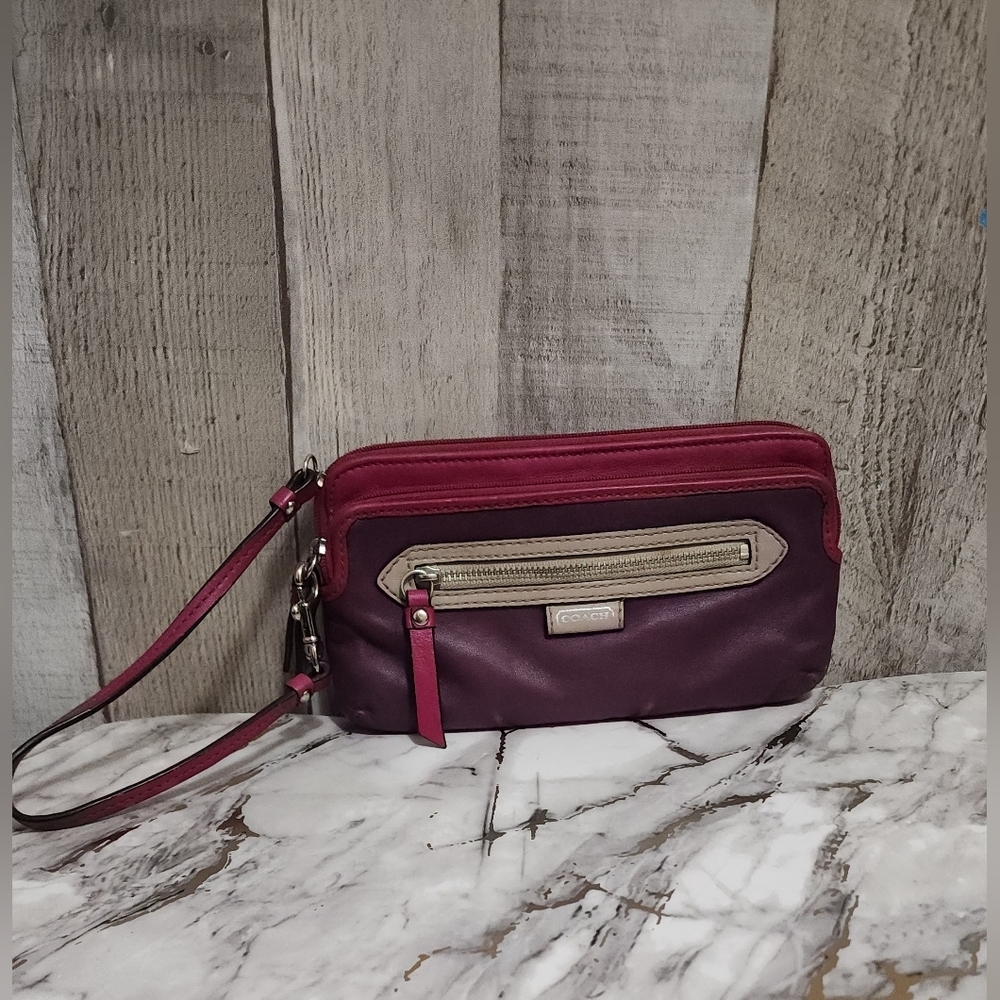 🌷Vintage Coach Daisy Leather Double Wallet / Wrislet in Magenta and Purple🌷